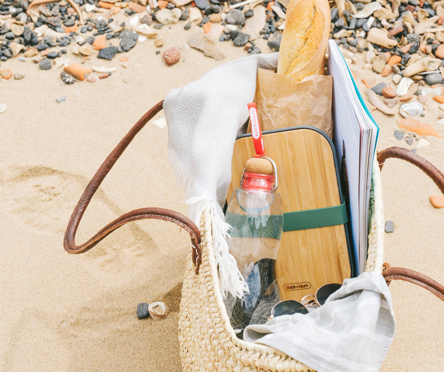 Black+Blum water bottle with natural filter 800 ml, red, EG004