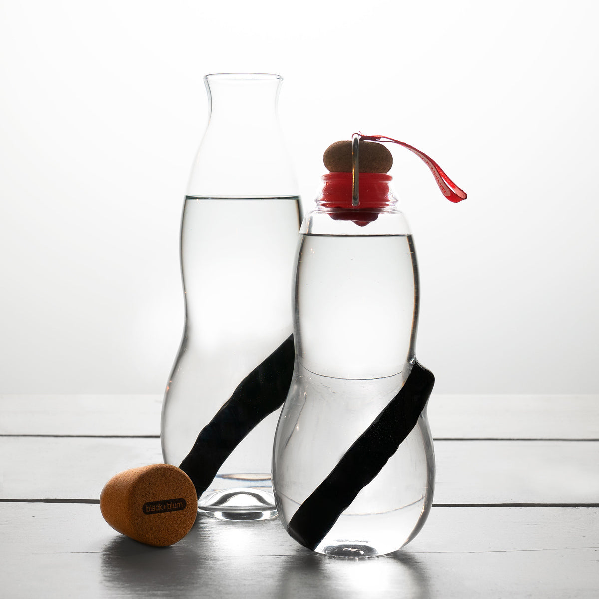 Black+Blum water bottle with natural filter 800 ml, red, EG004