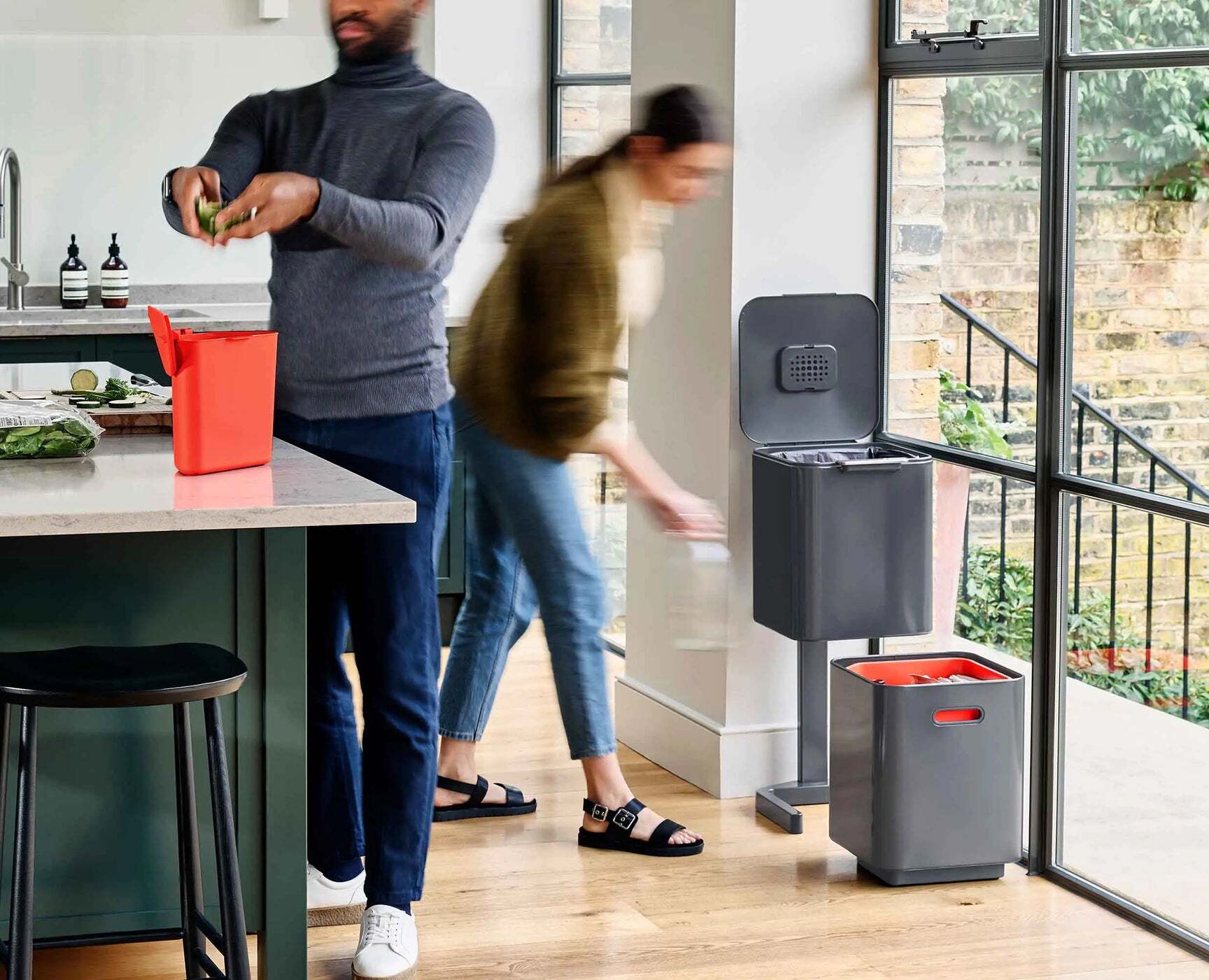 Joseph Joseph Totem Kompaktný kuchynský odpadkový kôš 40 l, sivý, 30065